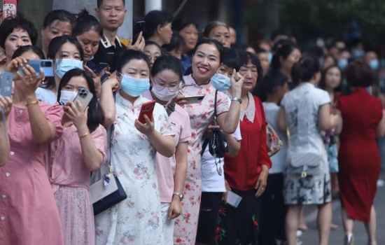 直击高考首日，各地家长花式送考！